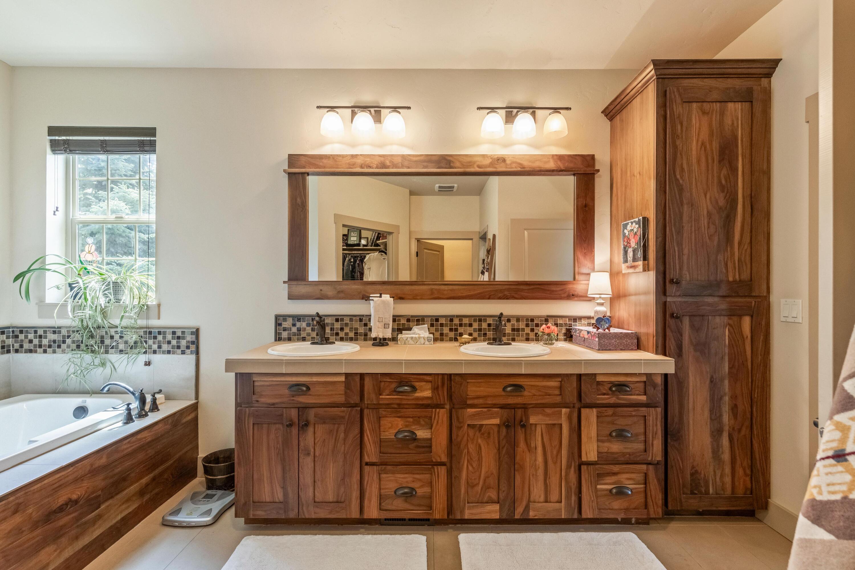 210 Northwest Saddle Ridge Loop Prineville, OR 97754 - Photo 16 of 38 a bathroom with a sink and a bathtub