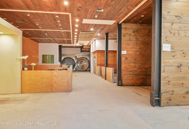 a view of a livingroom with washer and dryer