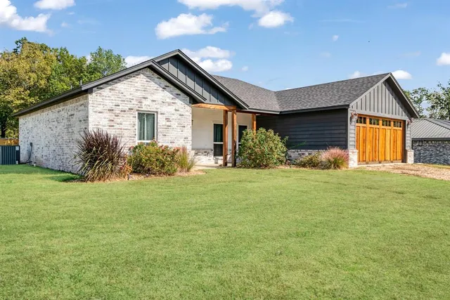 a view of a house with backyard and garden