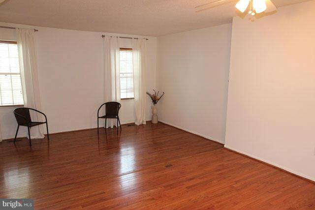 2438 Ridgehampton Court Reston, VA 20191 - Photo 4 of 25 Living Room