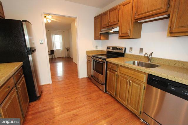 2438 Ridgehampton Court Reston, VA 20191 - Photo 5 of 25 Kitchen
