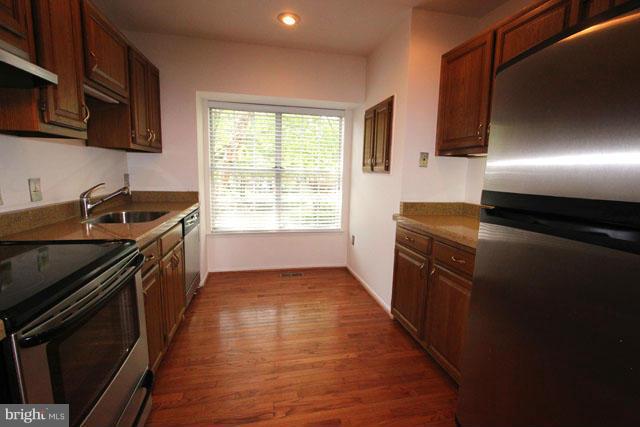 2438 Ridgehampton Court Reston, VA 20191 - Photo 6 of 25 Kitchen