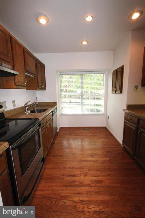 2438 Ridgehampton Court Reston, VA 20191 - Photo 7 of 25 Kitchen