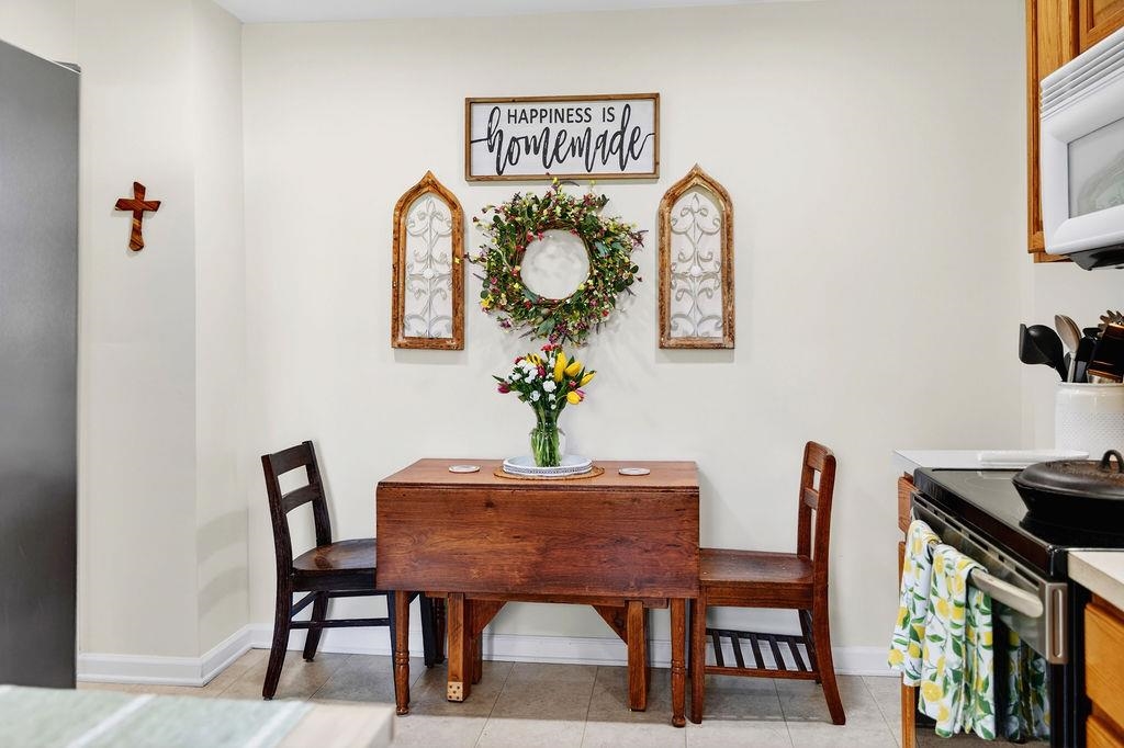 18 Bartley Street Staunton, VA 24401 - Photo 21 of 52 a dining room with furniture and window