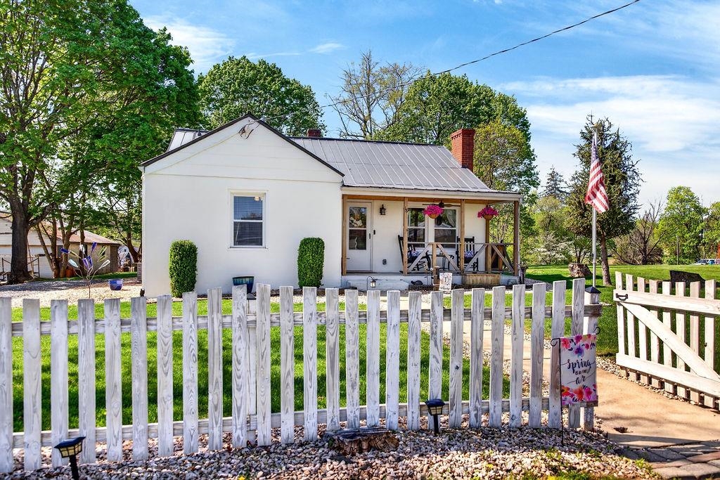 18 Bartley Street Staunton, VA 24401 - Photo 3 of 52 a front view of a house with garden