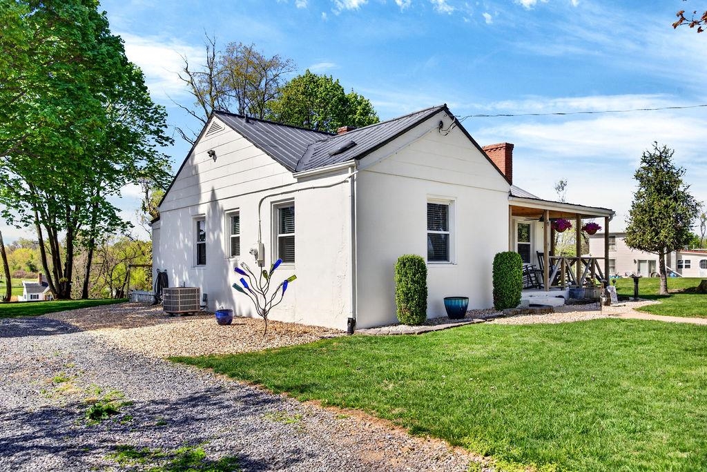 18 Bartley Street Staunton, VA 24401 - Photo 4 of 52 a view of a house with yard and a garden