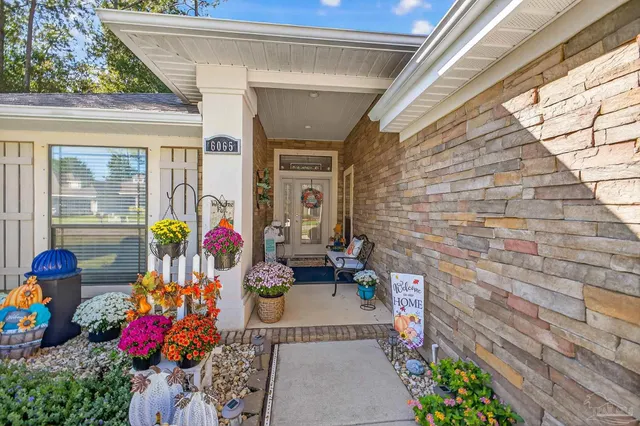 a view of entryway with an outdoor space