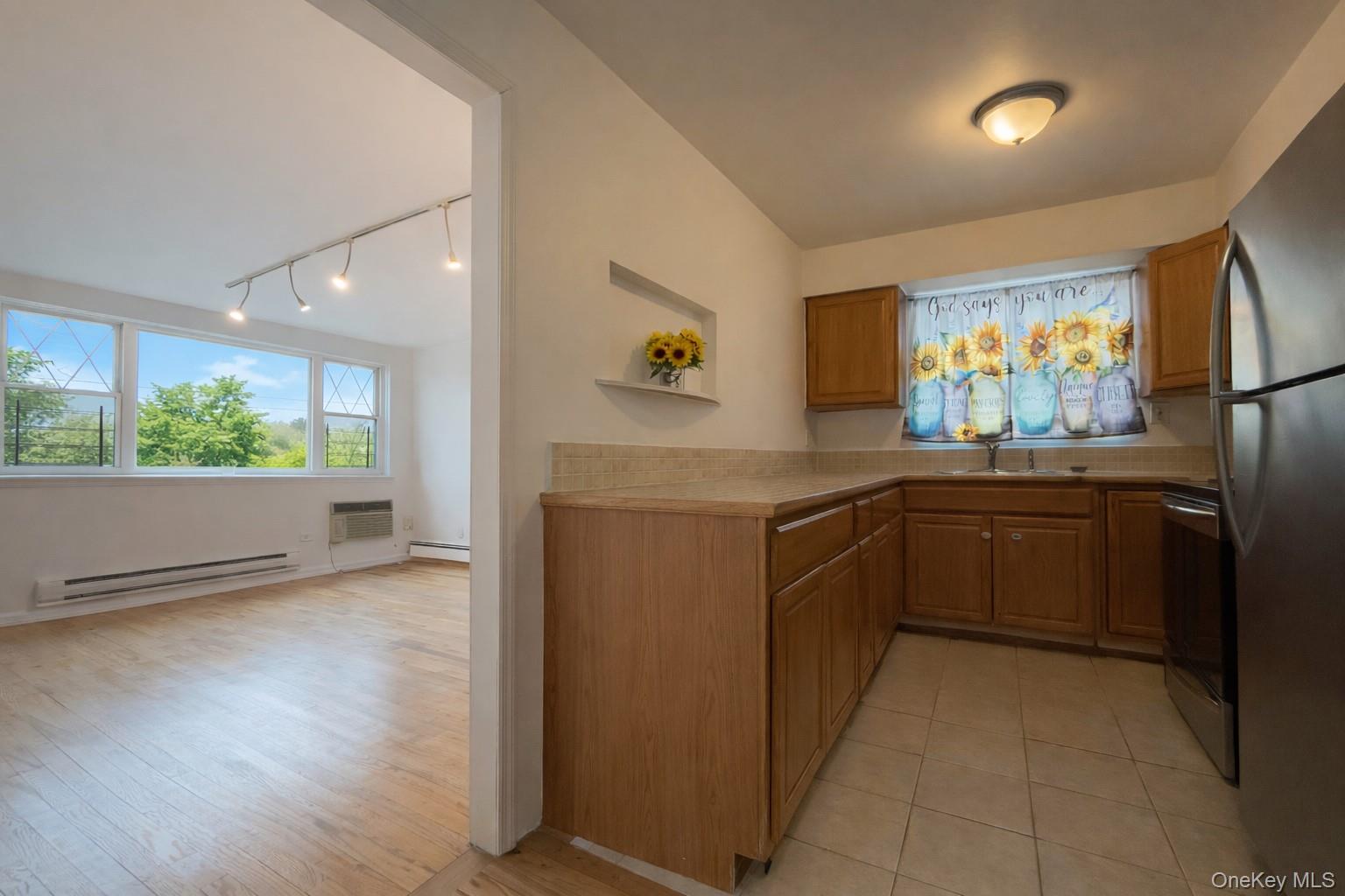 536 Throgs Neck Expressway Bronx, NY 10465 - Photo 4 of 13 3rd floor 2 bedroom with separate kitchen