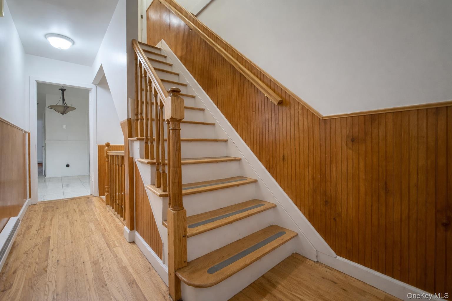 536 Throgs Neck Expressway Bronx, NY 10465 - Photo 6 of 13 2-floor hallway leading to the 2nd floor unit