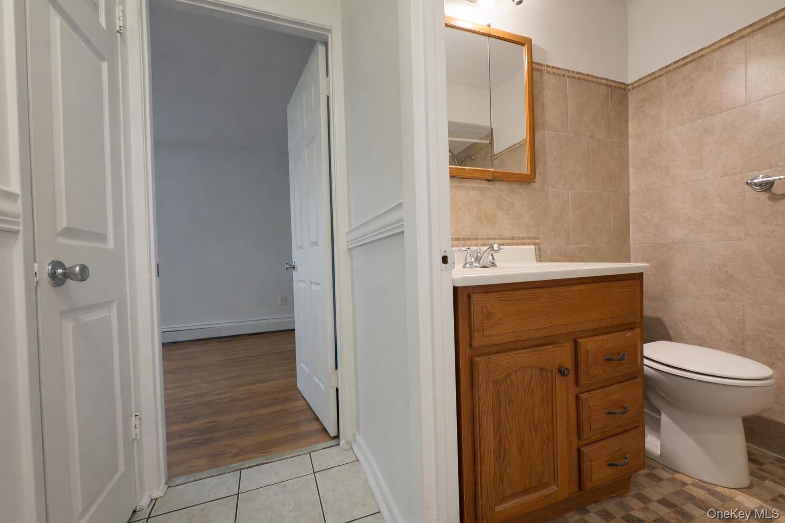 536 Throgs Neck Expressway Bronx, NY 10465 - Photo 8 of 13 2nd floor bathroom