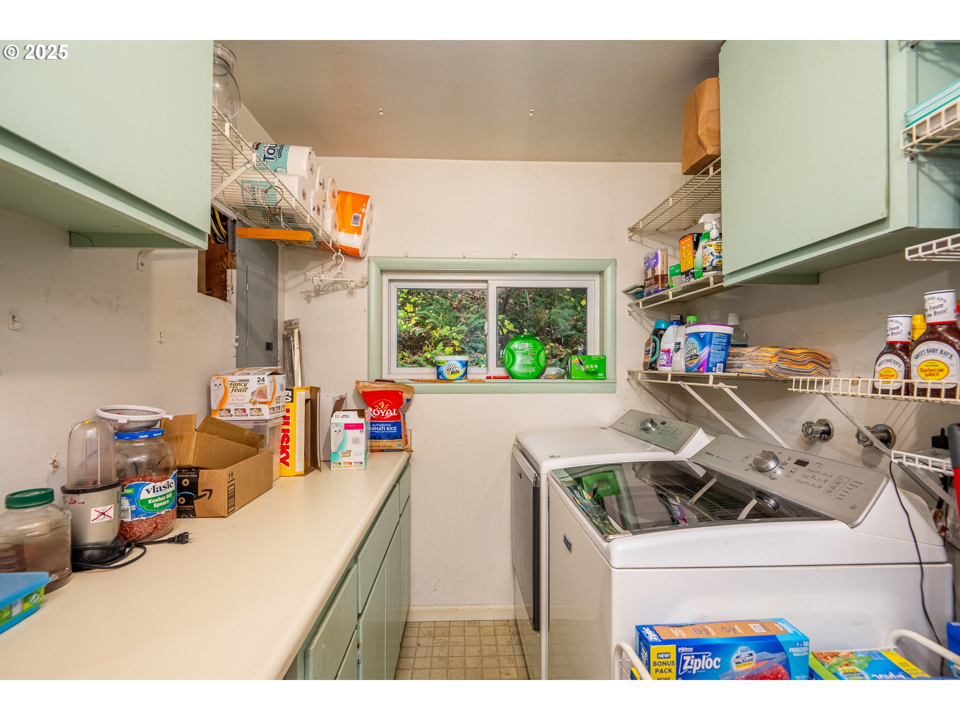 87250 Cedar Flat Road Springfield, OR 97478 - Photo 15 of 48 a utility room with sink dryer and washer