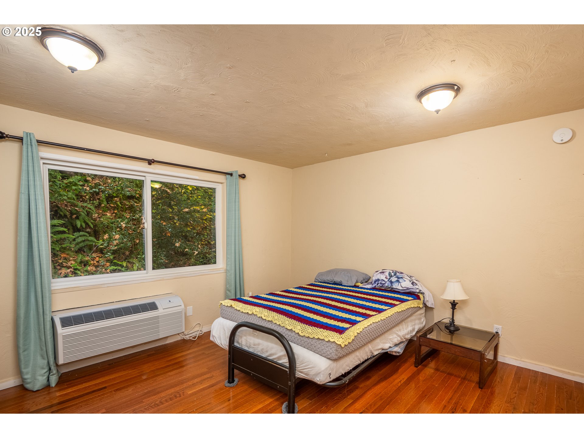 87250 Cedar Flat Road Springfield, OR 97478 - Photo 24 of 48 a room with a bed and a window