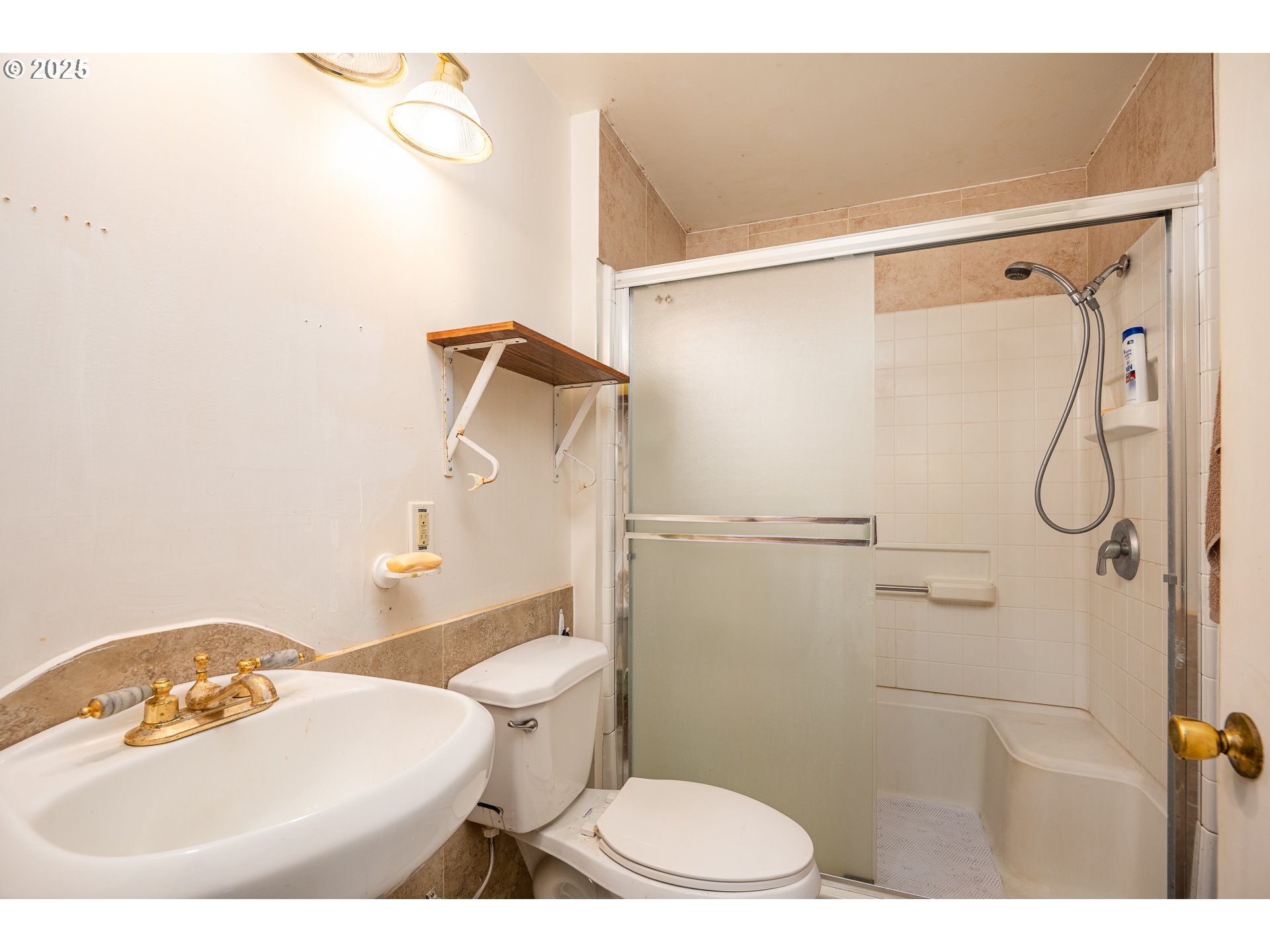 87250 Cedar Flat Road Springfield, OR 97478 - Photo 25 of 48 a bathroom with a sink a toilet and shower