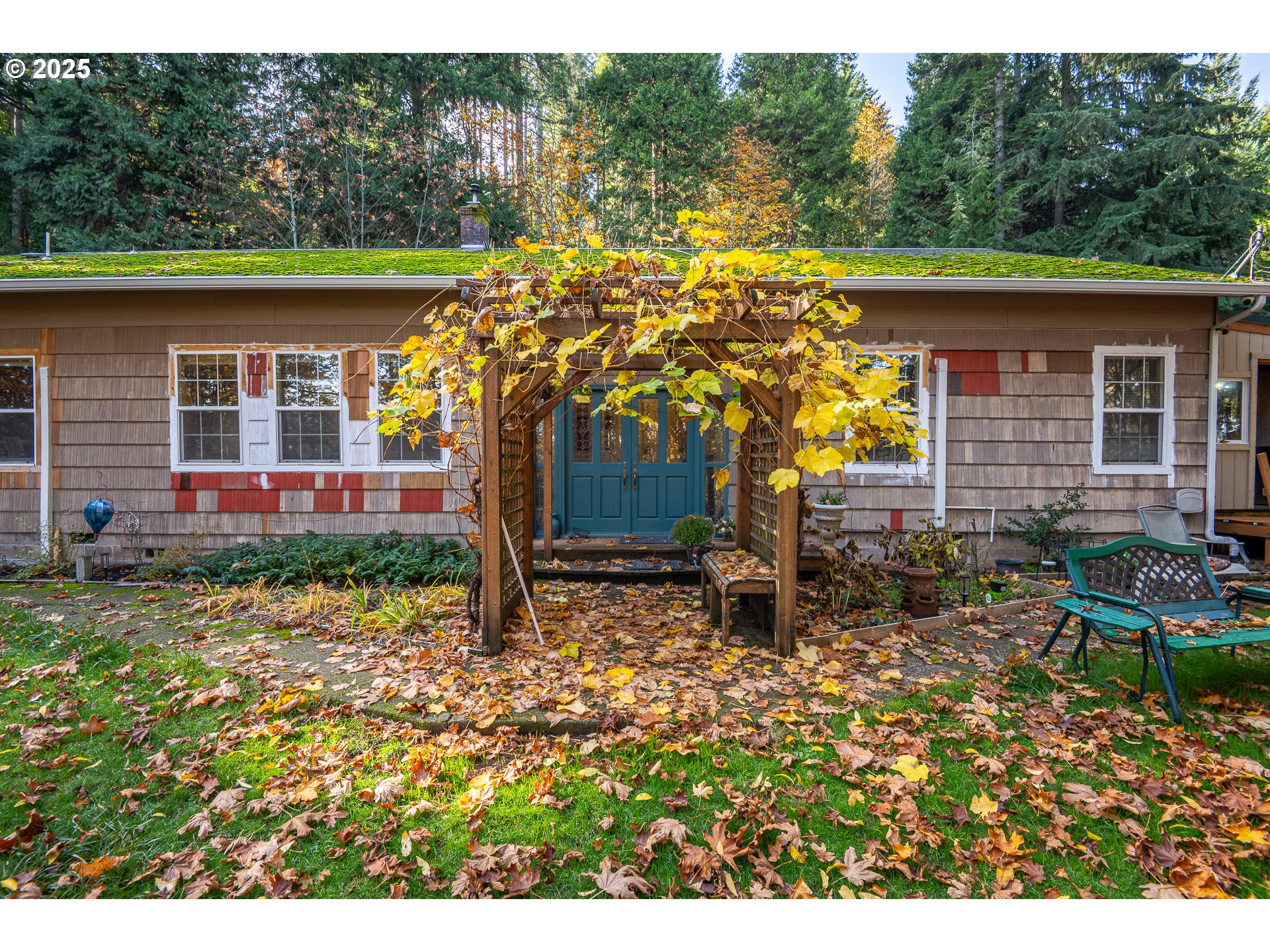87250 Cedar Flat Road Springfield, OR 97478 - Photo 31 of 48 a backyard of a house with table and chairs