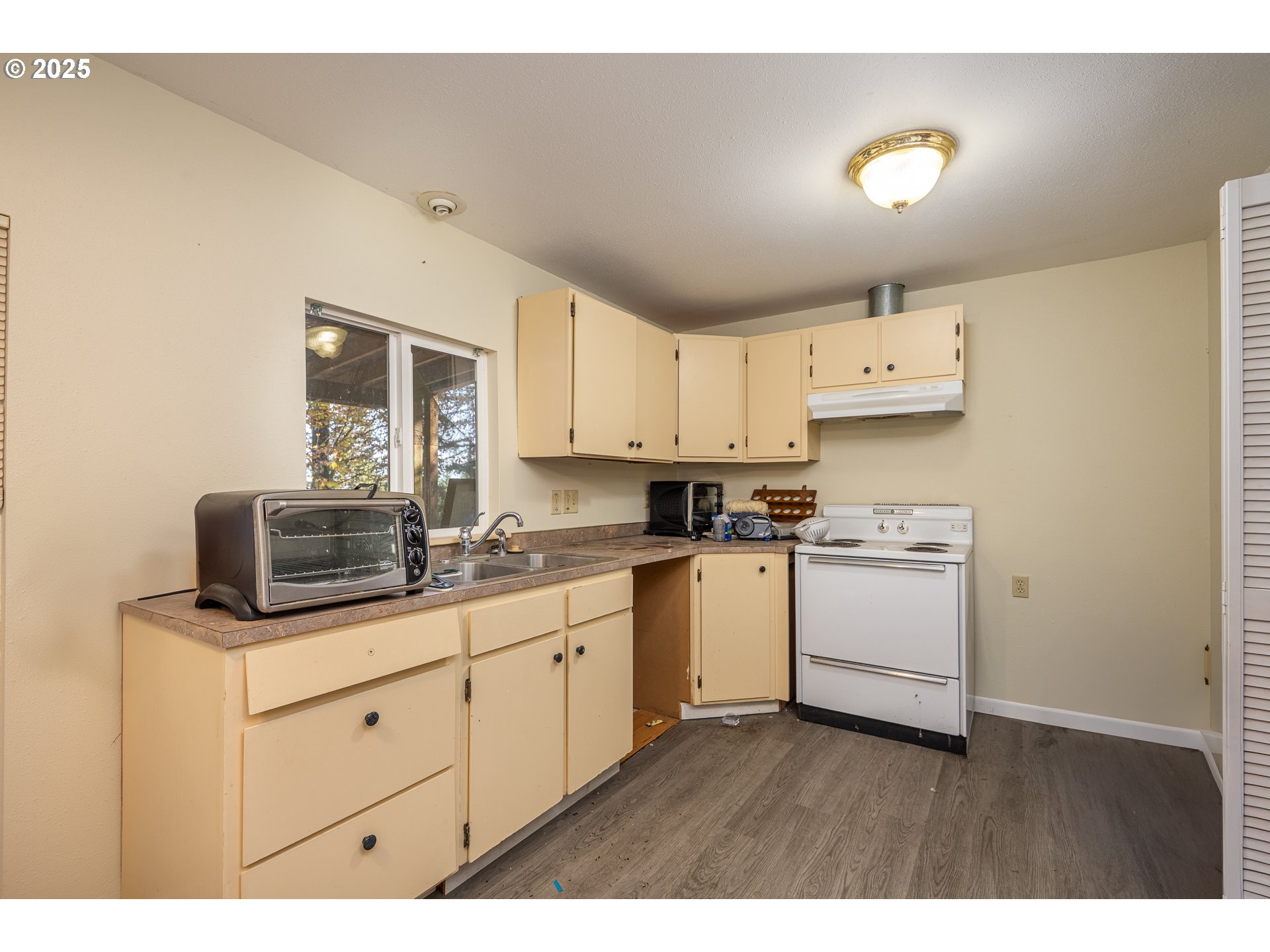 87250 Cedar Flat Road Springfield, OR 97478 - Photo 39 of 48 a kitchen with cabinets appliances and a sink