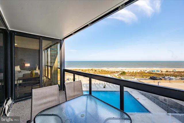 a view of livingroom with furniture