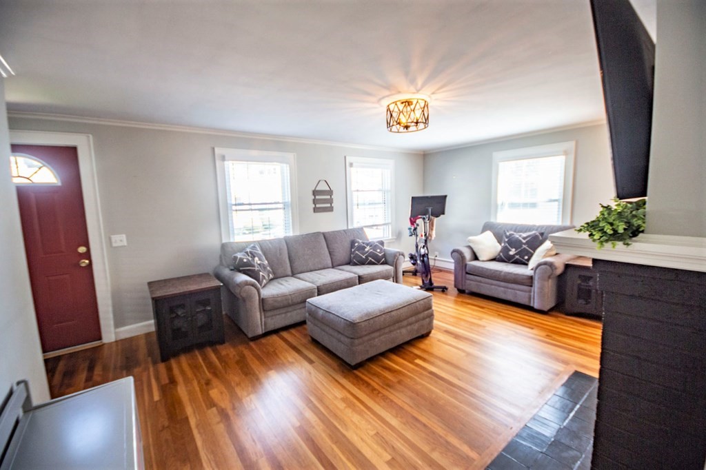 16 Saunders Road Norwood, MA 02062 - Photo 4 of 23