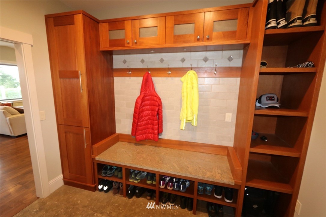 530 Briar Road Bellingham, WA 98225 - Photo 20 of 40 a room with a window