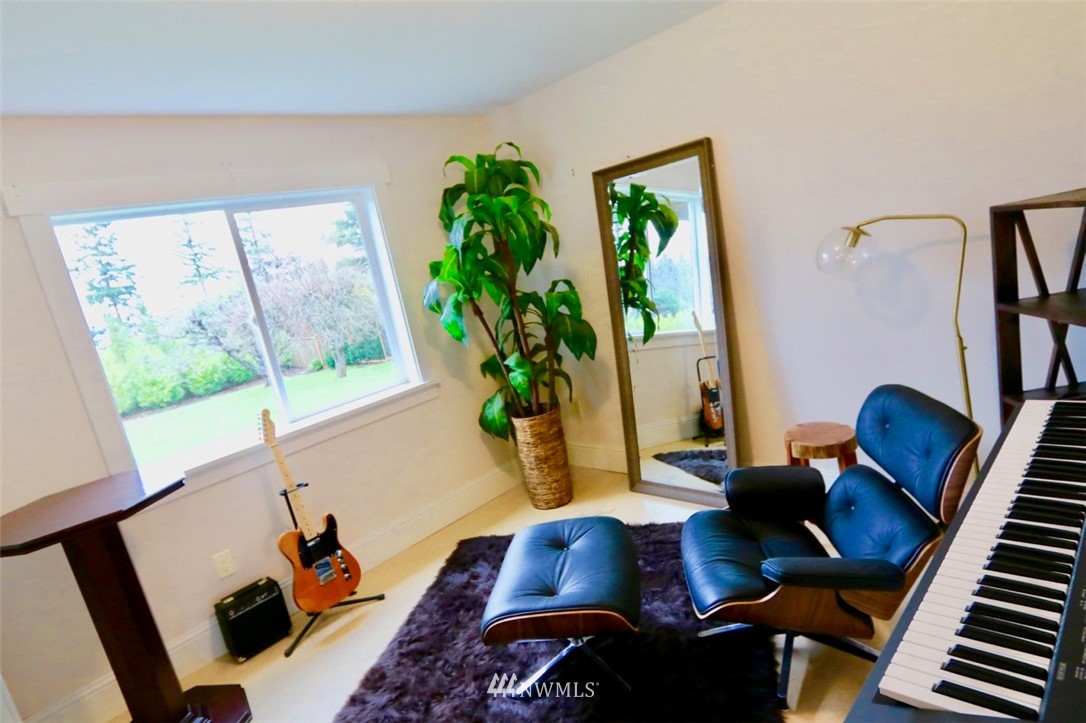 530 Briar Road Bellingham, WA 98225 - Photo 25 of 40 a living room with furniture and a potted plant