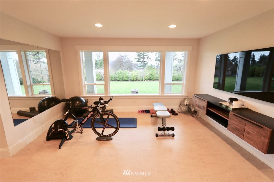 530 Briar Road Bellingham, WA 98225 - Photo 27 of 40 a room with furniture and a large window