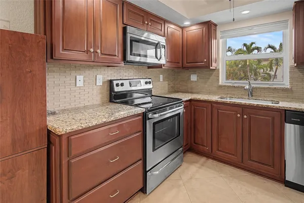 $2,050 | 100 Southeast 6th Avenue, Unit 203, Pompano Beach, FL 33060