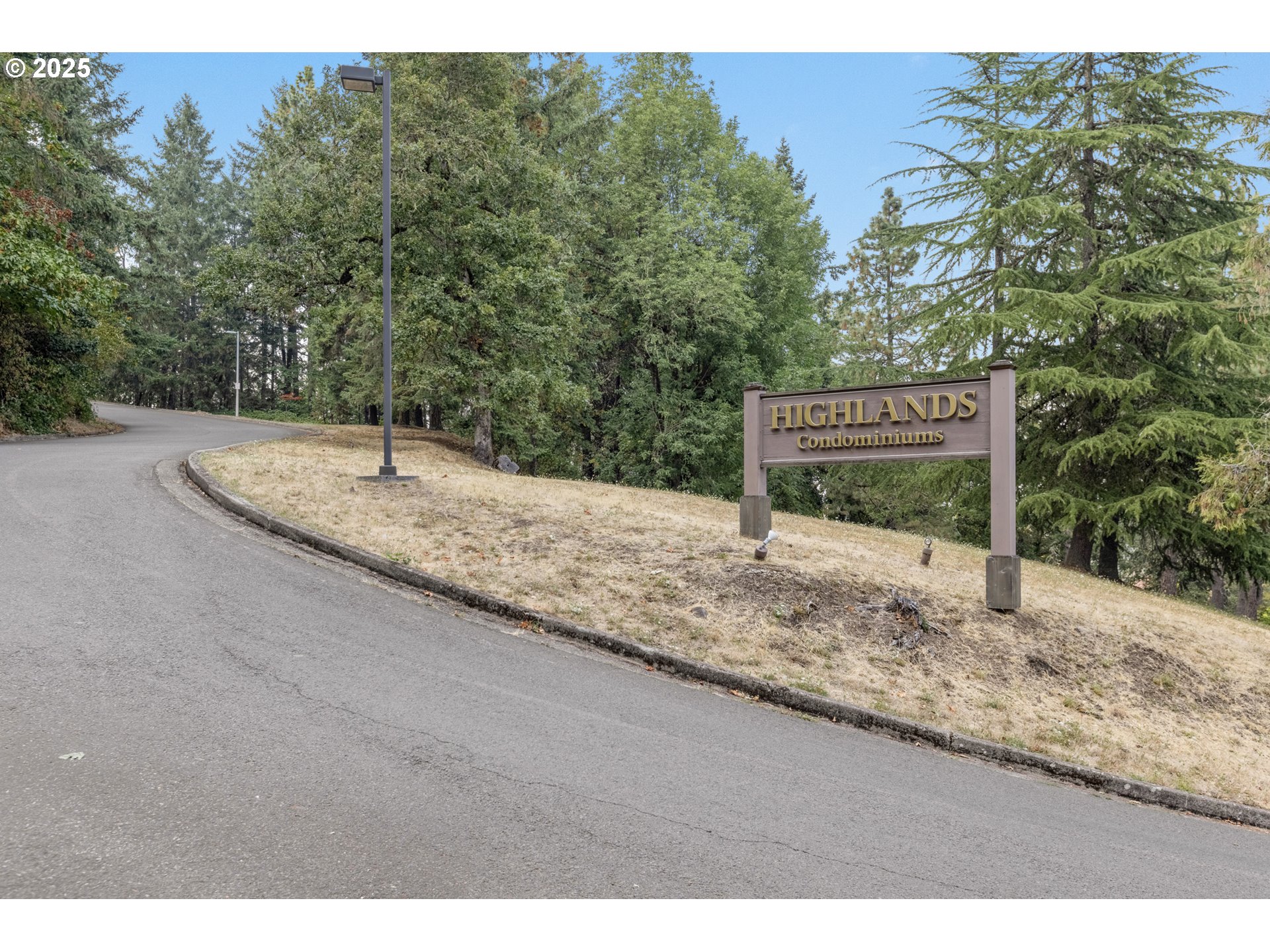 223 Trailside Loop Eugene, OR 97405 - Photo 3 of 40