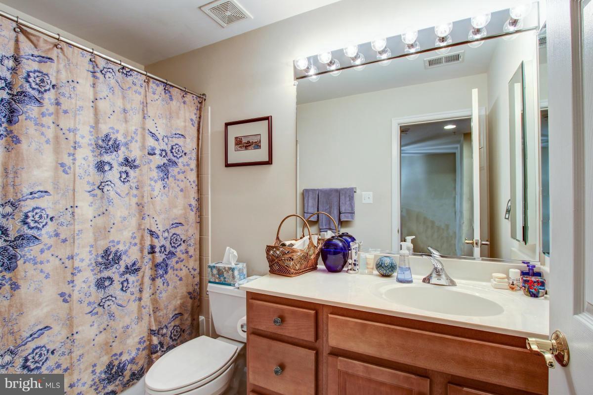 725 Ridgemont Avenue Rockville, MD 20850 - Photo 18 of 29 Bath