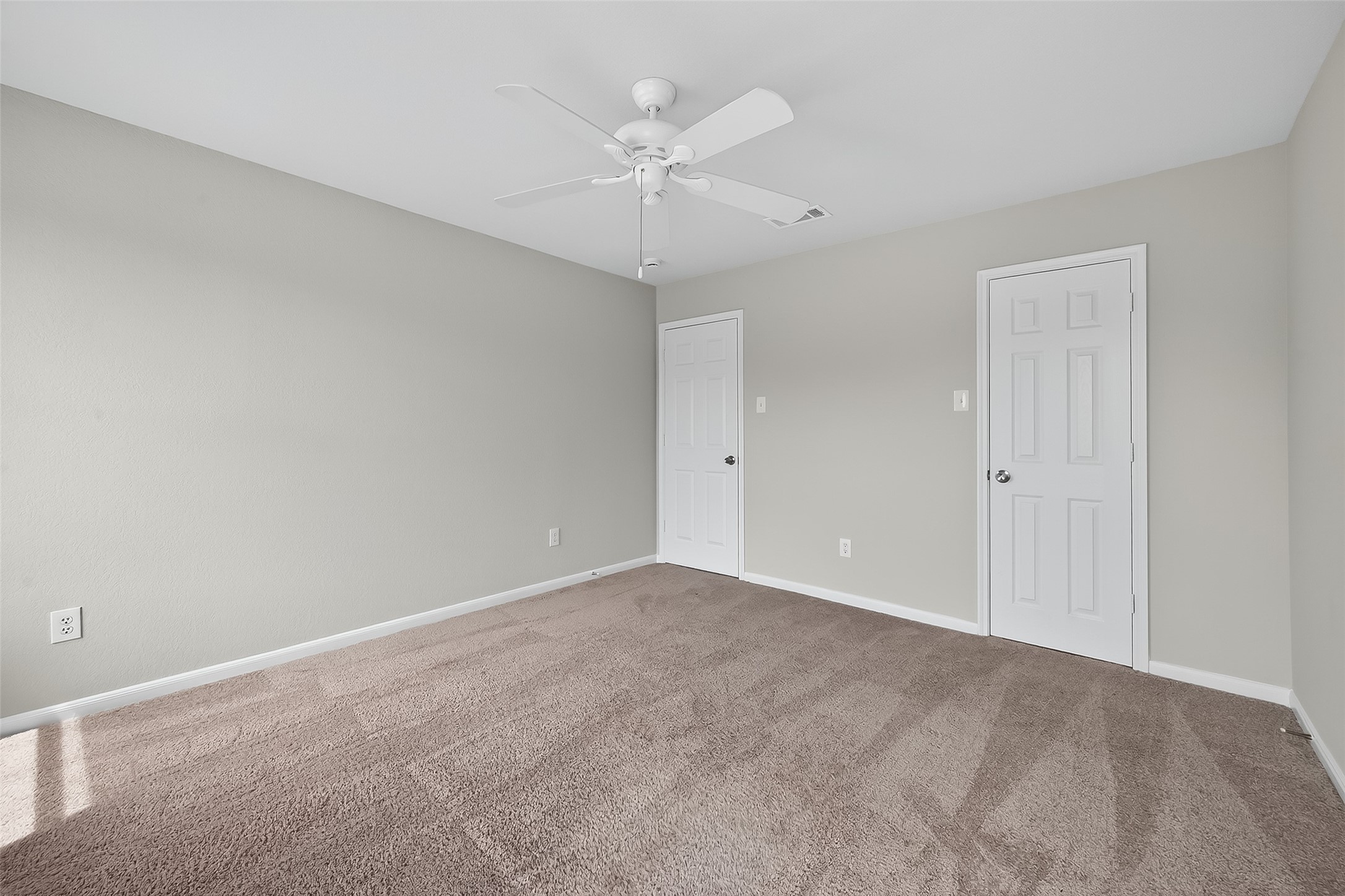 1302 Cross Draw Drive Houston, TX 77067 - Photo 19 of 35 a view of an empty room with a ceiling fan