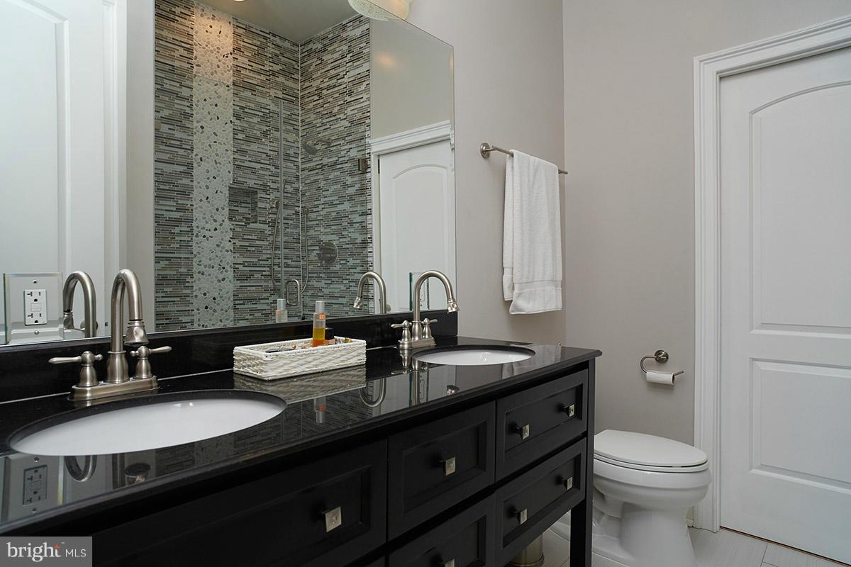43 R Street Northwest, Unit 2 Washington, DC 20001 - Photo 17 of 30 Bath