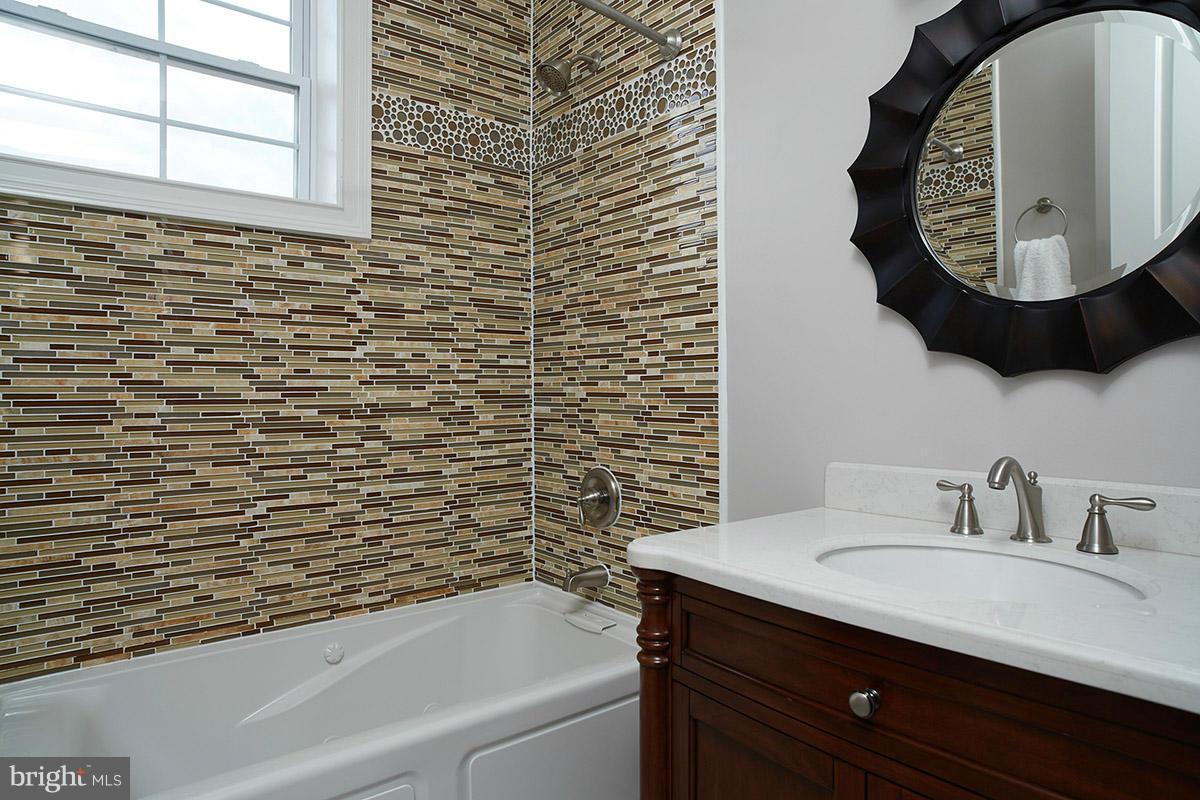 43 R Street Northwest, Unit 2 Washington, DC 20001 - Photo 22 of 30 Bath