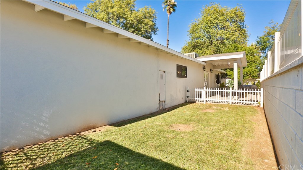 7272 Mt Vernon Street Riverside, CA 92504 - Photo 29 of 33 Grass patch perfect for your dogs