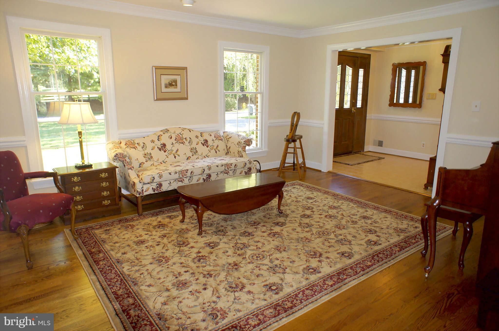13307 Query Mill Road North Potomac, MD 20878 - Photo 4 of 30 Living Room