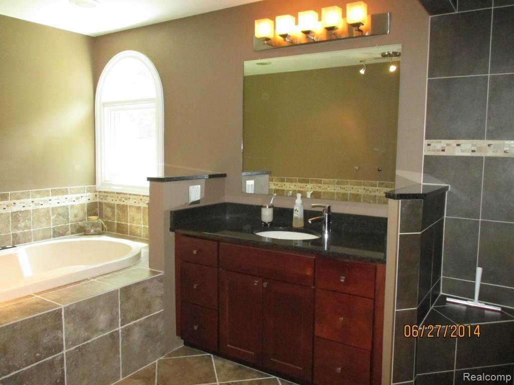 1335 Springwood Lane Rochester, MI 48309 - Photo 22 of 38 22-Master Bath-3.jpg