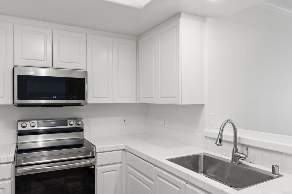 9237 Regents Road, Unit K218 La Jolla, CA 92037 - Photo 16 of 32 Electric Stove
