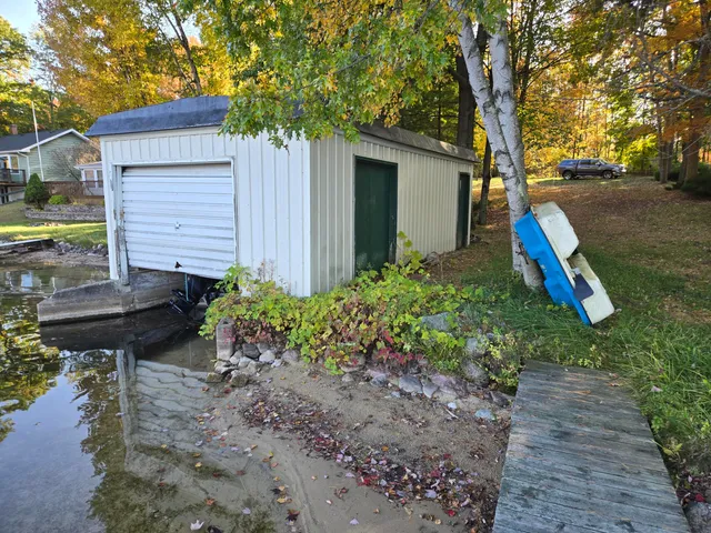 $850,000 | 8918 West School Section Lake Drive, Mecosta, MI 49332