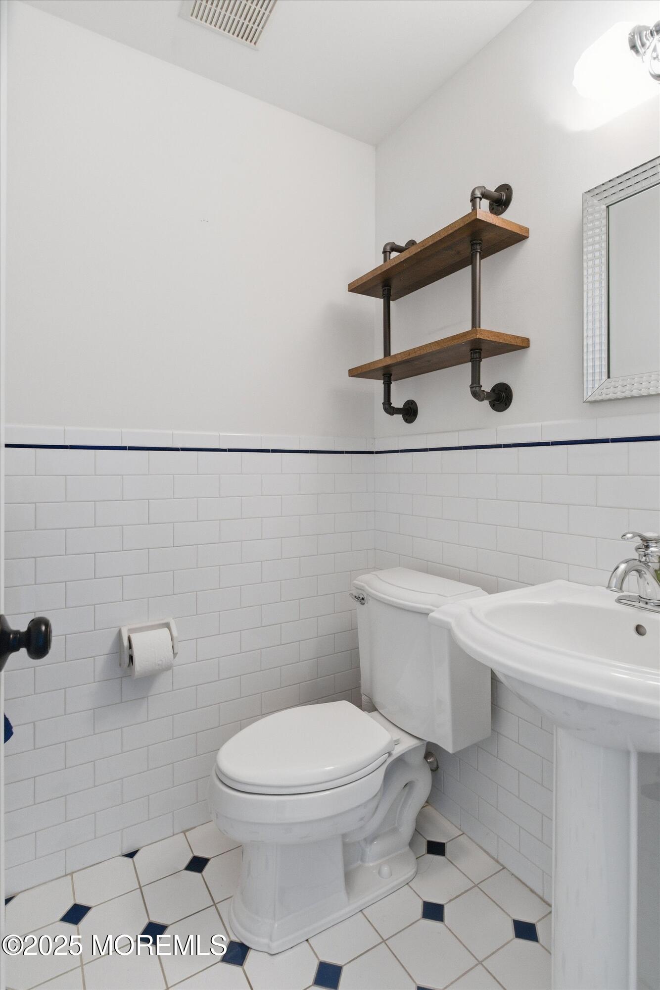 8 Craig Drive Columbus, NJ 08022 - Photo 18 of 44 22-Powder Room 1A