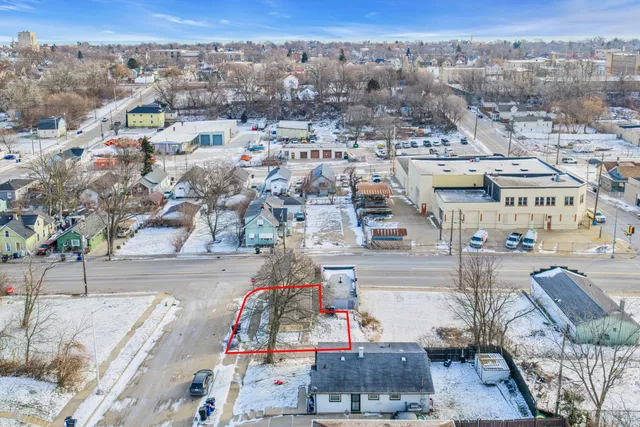 $130,000 | 1130 South Memorial Drive, Racine, WI 53403