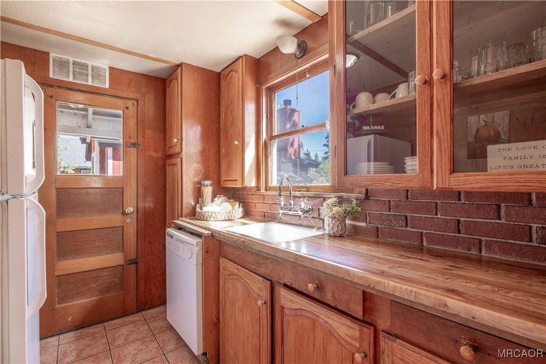 674 Spruce Road Big Bear Lake, CA 92315 - Photo 14 of 38