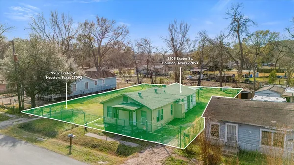 a view of a house with backyard