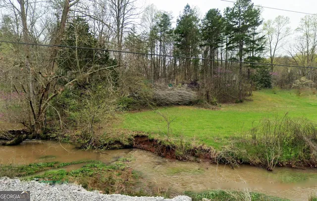 a view of a backyard