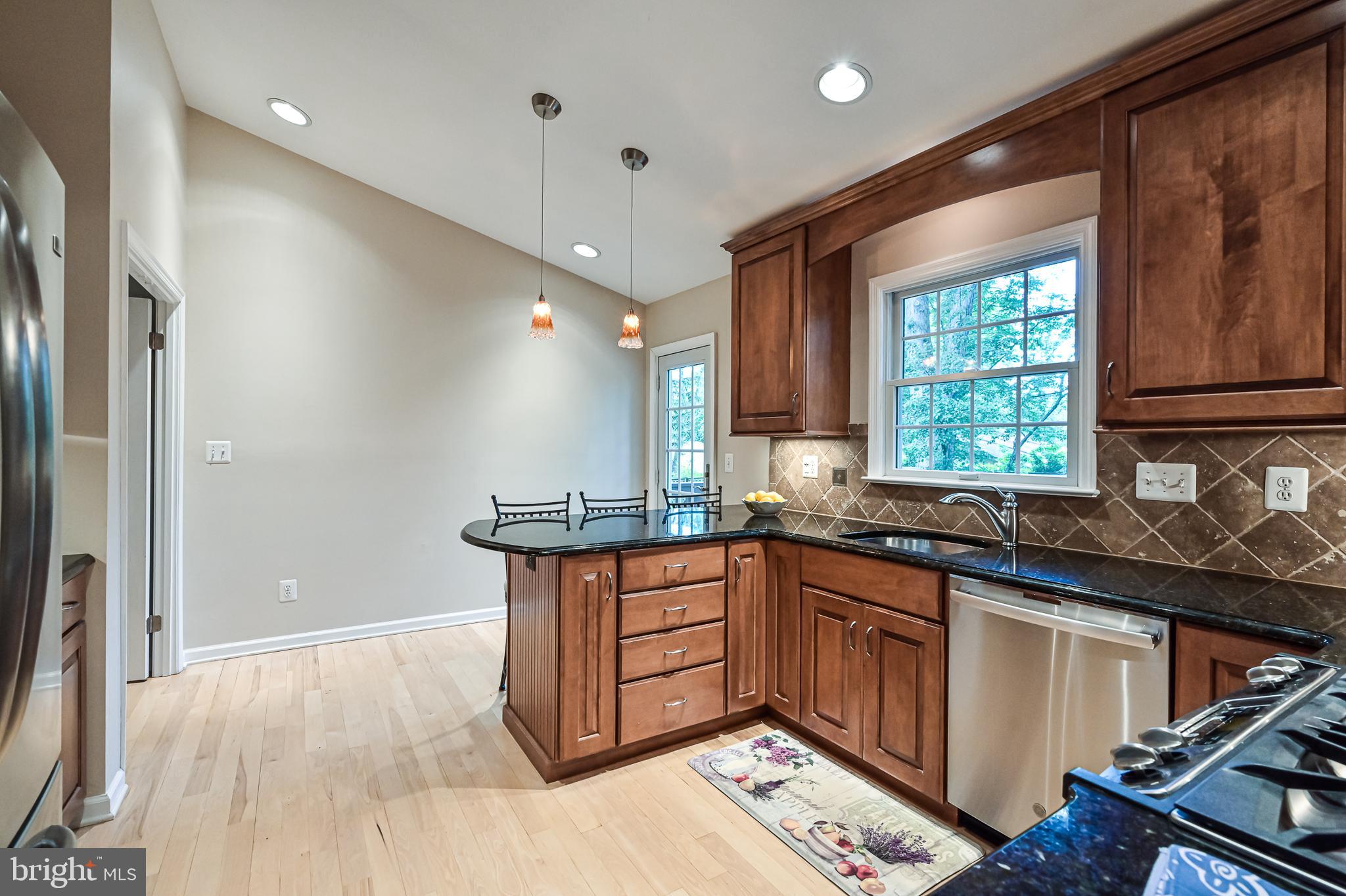 9010 Parliament Drive Burke, VA 22015 - Photo 14 of 40 Tile backsplash and undercabinet lighting