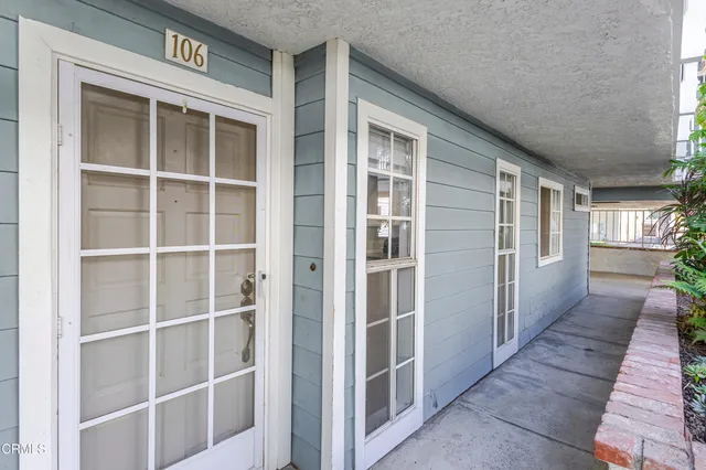 a view of empty room with windows