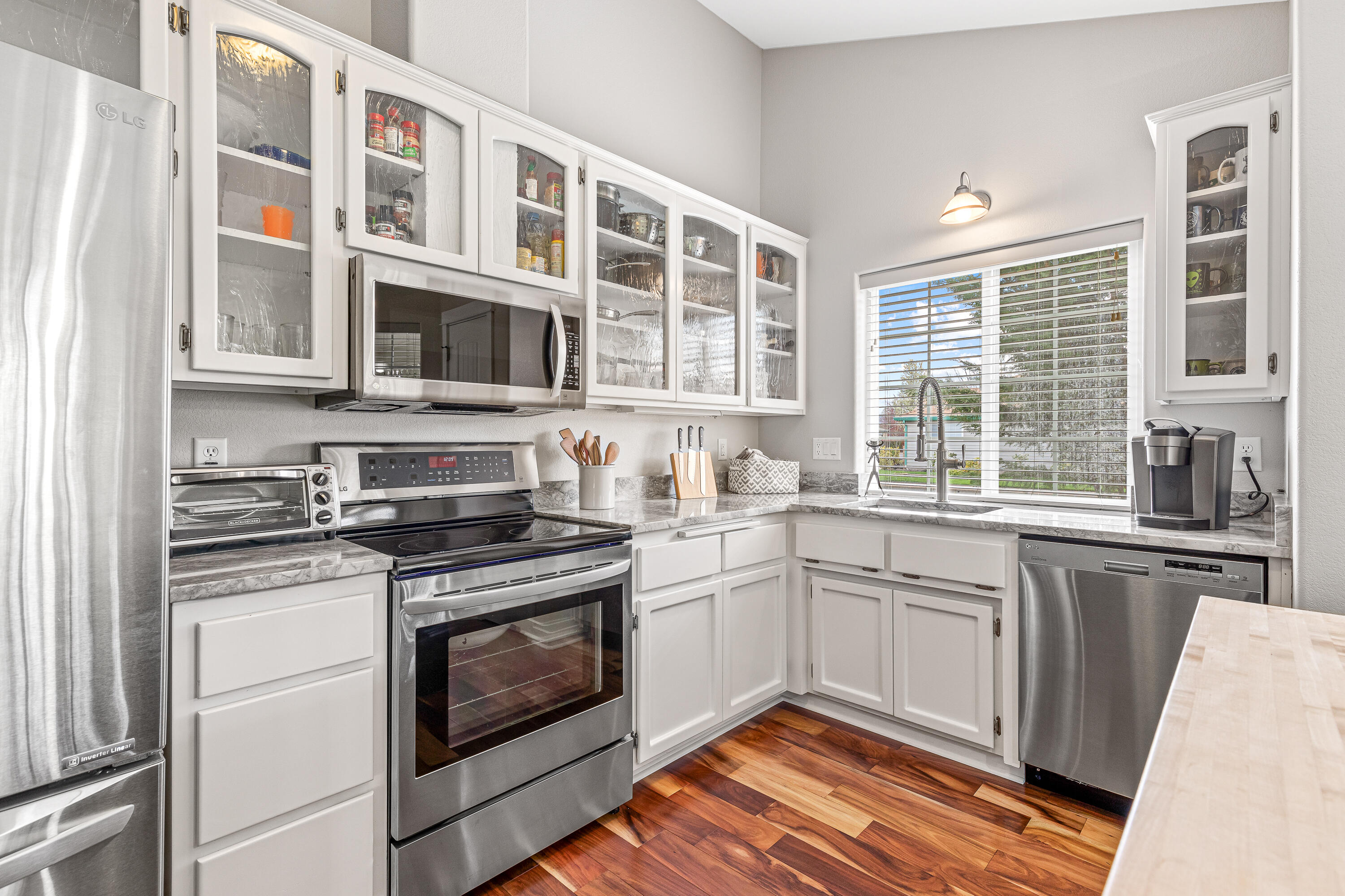 711 Brandon Street Central Point, OR 97502 - Photo 9 of 47 9R9A7628
