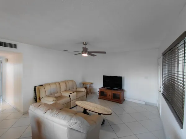 $1,950 | 5300 Washington Street, Unit D301, Hollywood, FL 33021