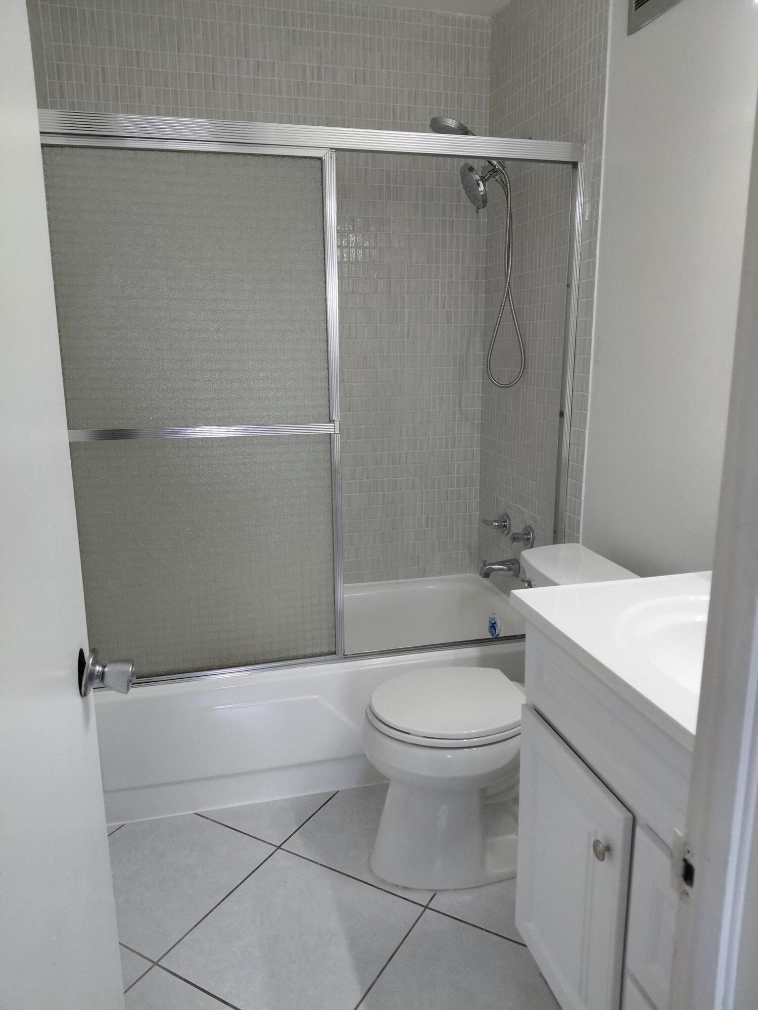 5300 Washington Street, Unit D301 Hollywood, FL 33021 - Photo 17 of 36 20260327_153318