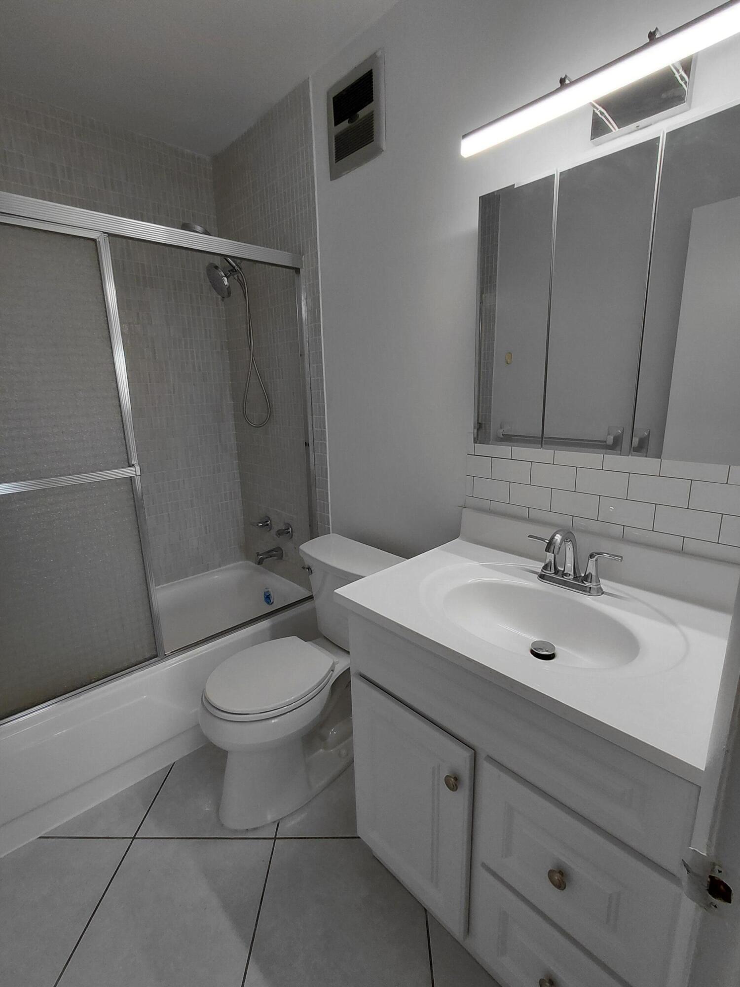 5300 Washington Street, Unit D301 Hollywood, FL 33021 - Photo 18 of 36 20260327_153345