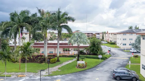 $1,950 | 5300 Washington Street, Unit D301, Hollywood, FL 33021