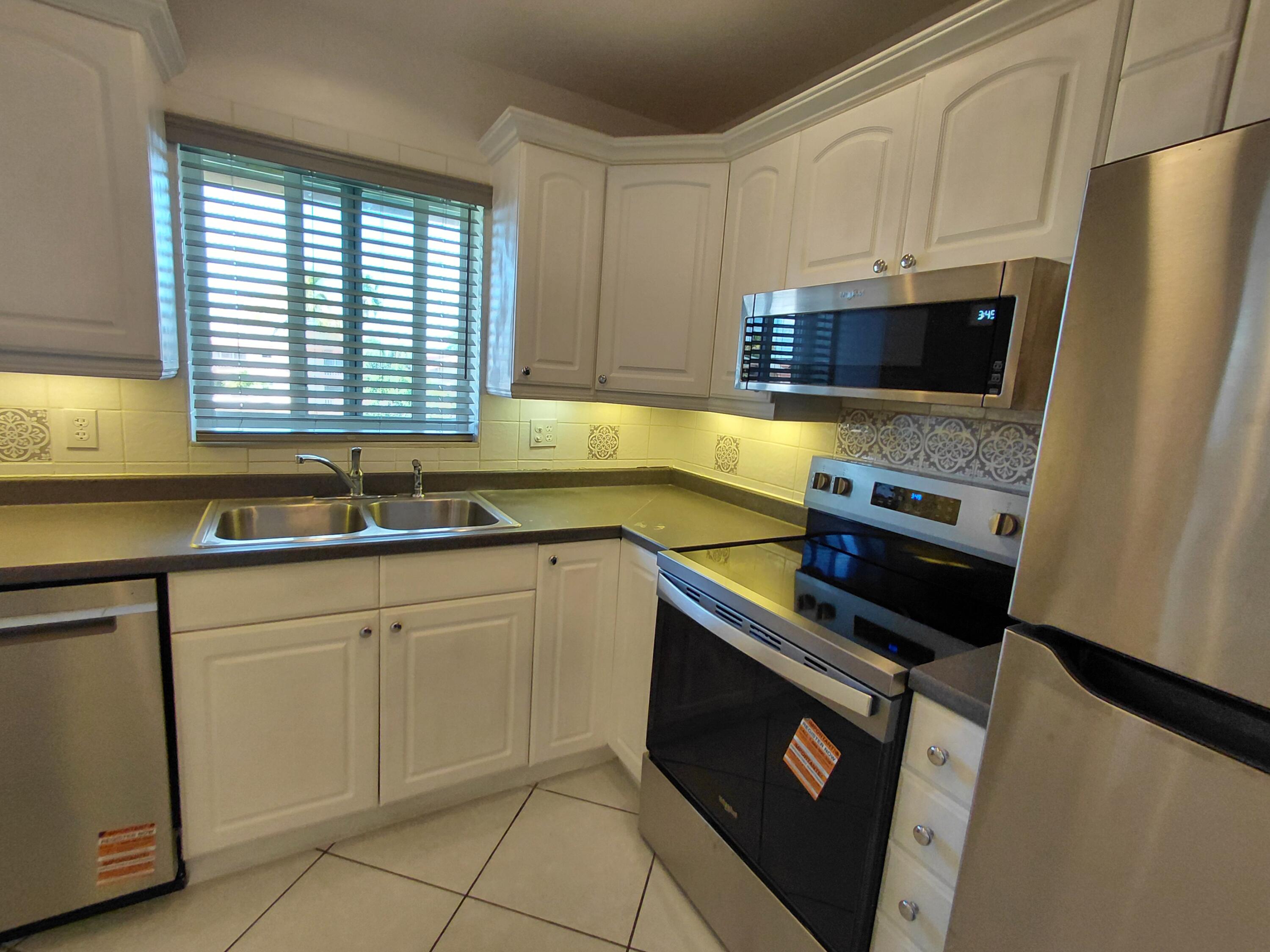 5300 Washington Street, Unit D301 Hollywood, FL 33021 - Photo 4 of 36 20260327_154935