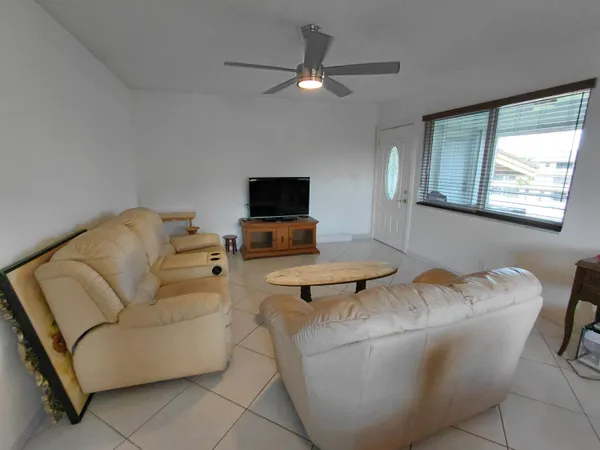 $1,950 | 5300 Washington Street, Unit D301, Hollywood, FL 33021