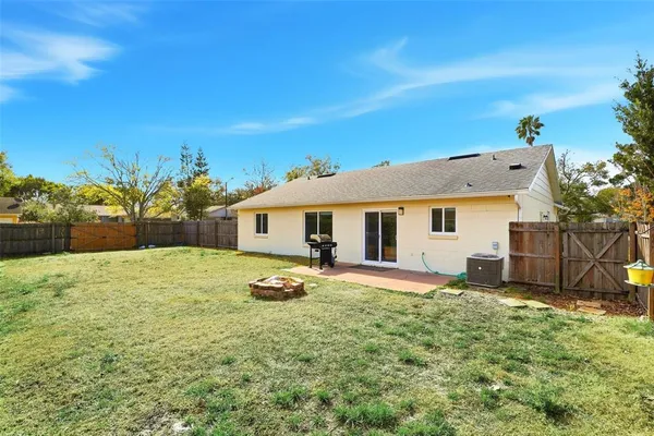 a view of a backyard